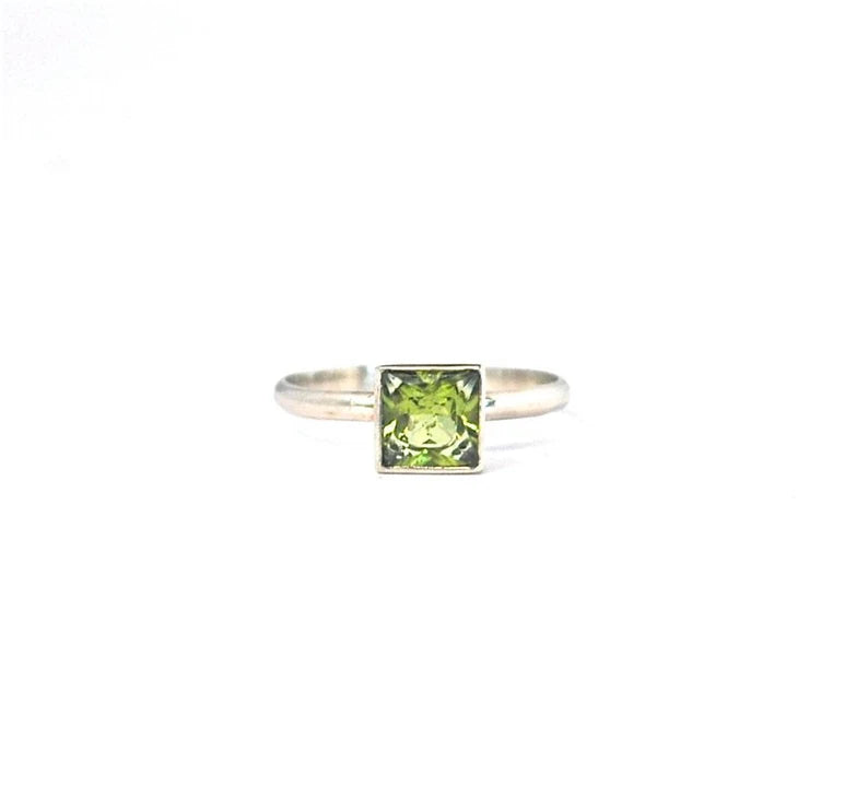 14k White Gold 6mm Princess Cut Peridot Tapered Bezel Ring