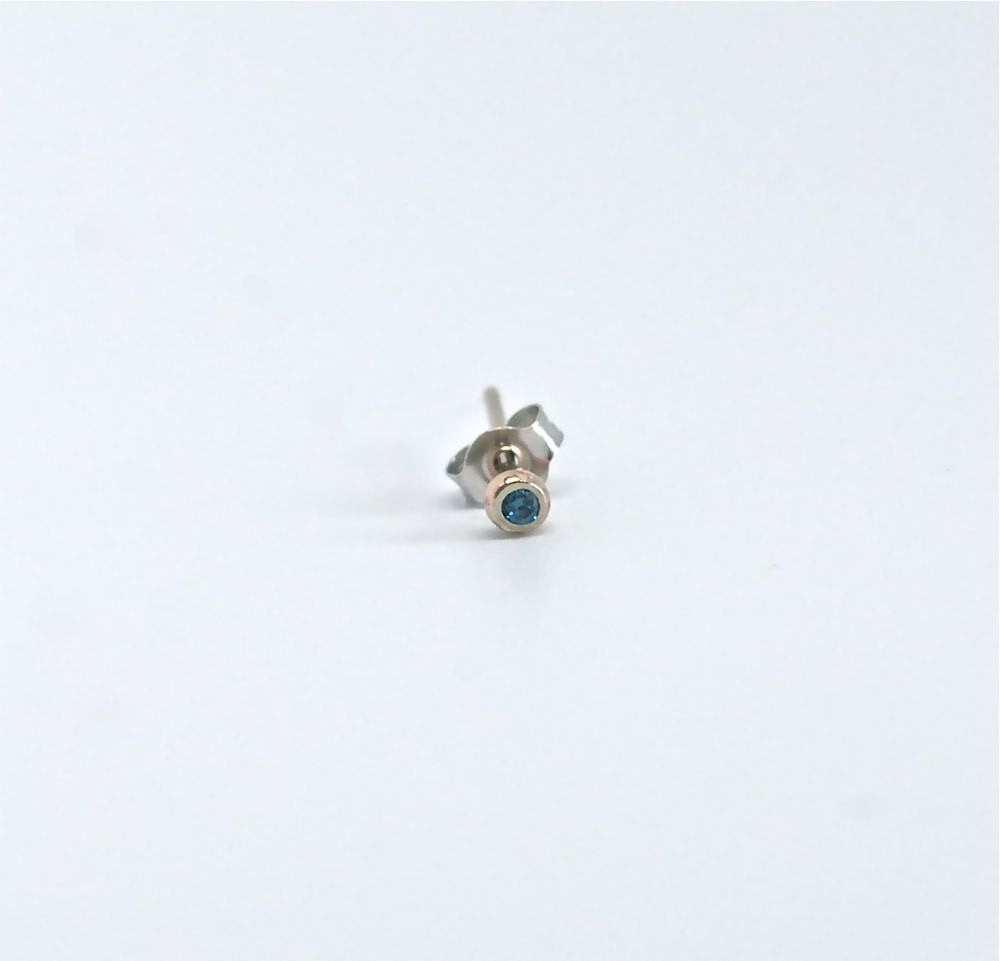 Tiny Blue Diamond Stud Earring, Single 14k Gold Diamond Earring, Diamond Stardust Earring, Diamond Studs, Cartilage Earring