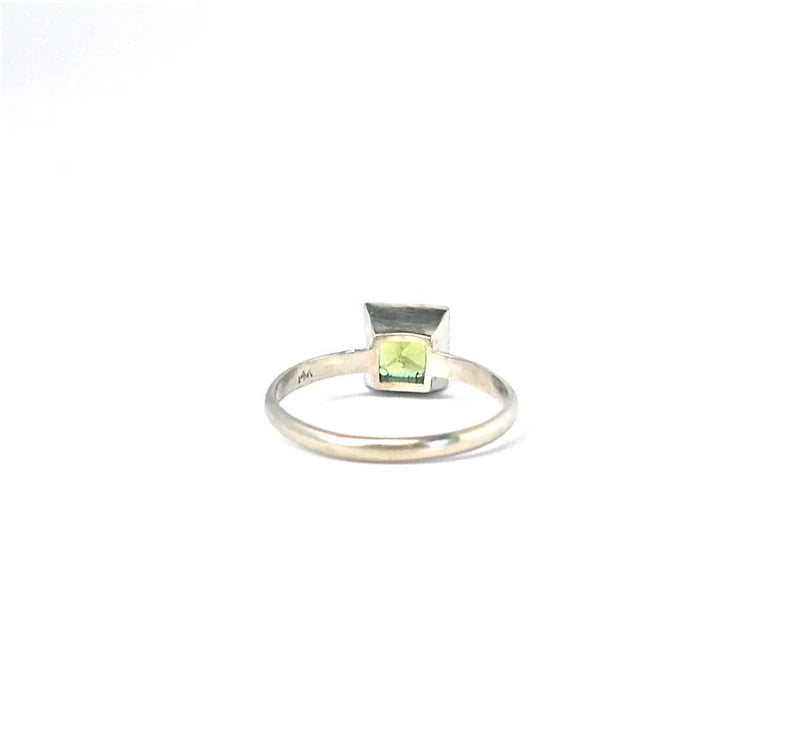 14k White Gold 6mm Princess Cut Peridot Tapered Bezel Ring