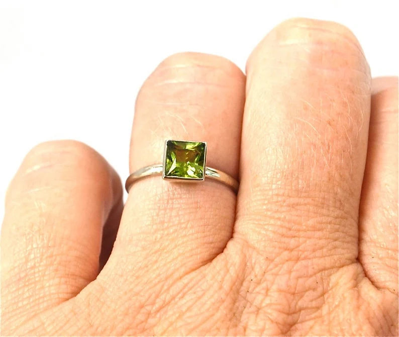 14k White Gold 6mm Princess Cut Peridot Tapered Bezel Ring